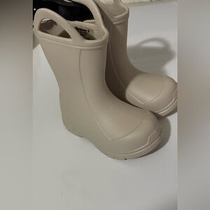 Children’s cream / tan rain boots